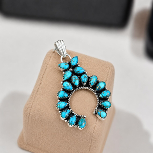 Collier en argent sterling avec pierre précieuse bleue du sud-ouest et pendentif fer à cheval Naja en turquoise naturelle, bijou artisanal bohème et audacieux - Product Image 1