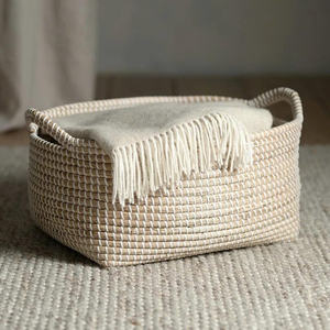 Petit panier en osier, panier festonné pour l'organisation et la décoration, paniers de rangement en jacinthe d'eau naturelle avec poignées en bois - Product Image 2