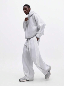 ชุดวอร์มผ้าฟลีซคอตตอน 100% สีเทาอ่อน 440gsm พิมพ์ลาย พร้อมเสื้อฮู้ดโอเวอร์ไซส์ กางเกงขายาวทรงกระบอก แต่งเส้นโค้ง - Product Image 3