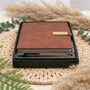 Coffret Cadeau Élégant Aurelux Premium : Carnet Relié en Velours PU Marron et Stylo Bille, 80 GSM, Sérigraphié, Gaufré et Doré - Product Image 6