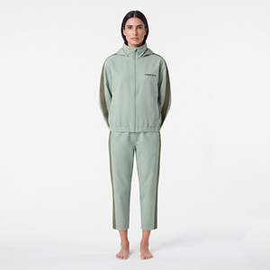 Ensemble de survêtement sportif deux pièces pour femmes, veste courte en nylon léger surdimensionnée, pantalon à cordon de serrage avec bande latérale - Product Image 3