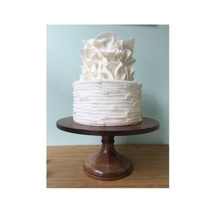 Exhibidor de Pasteles de Madera Decorativo Hecho a Mano para Hogares Modernos y Presentaciones de Panadería - Product Image 1