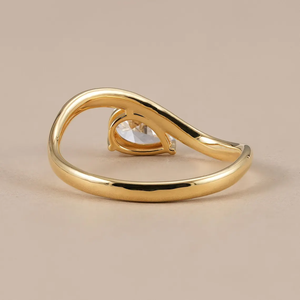 Anillo de Diamante Cultivado en Laboratorio de 1.00 Quilates, Corte Pera, Claridad VS1, Color F, Oro de 18k, Certificado IGI, Estilo Romántico - Product Image 3