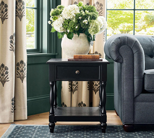 Mesa de Noche de Madera Negra con 1 Cajón, Mesa Auxiliar Tradicional para Dormitorio con Estante Inferior y Patas Torneadas - Product Image 6