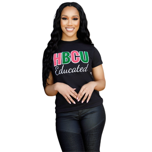 Camiseta Chenille Negra con Bordado Griego Inspirado en HBCU, Prenda Casual de Algodón Premium para Streetwear - Product Image 1