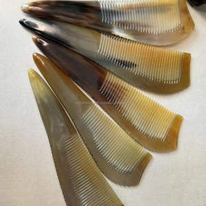 Peigne en corne naturelle de bœuf fait à la main Tayyab Handicrafts Peignes de haute qualité - Product Image 4