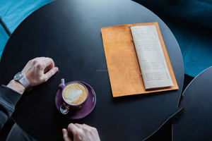 Porte-menu en cuir de luxe fait main, design pliable, fonctionnalités de protection, rechargeable, pour restaurants, cafés, hôtels, salles à manger - LMC-0067 - Product Image 2