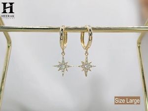 Boucles d'oreilles pendantes minimalistes en forme d'étoile pour femmes, en or 18 carats, style céleste, étoile du Nord, type Huggie - Product Image 2
