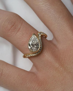 แหวนหมั้นเพชรเพียร์ 2 กะรัต เพชรเลี้ยงในห้องปฏิบัติการ ทองคำแท้ 18K พร้อมวงแหวนแบบโค้งประดับเพชร สำหรับผู้หญิง แหวนแบบซ้อนกันได้ - Product Image 2