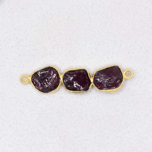 Connecteur en grenat pierre de naissance |   Charme en pierre précieuse sertie de trois pierres |   Bijoux faits main délicats, cadeau d'amour - Product Image 1