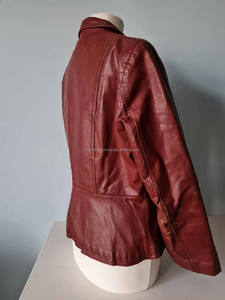 Chaquetas de mujer Vintage 80s de cuero genuino Chaquetas universitarias de Invierno para mujer hechas a mano - Product Image 4