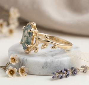 Anillo de Ágata Verde Hexagonal Alargado con Detalles de Diamantes IGI, Joyería Fina, Colección de Propuesta de Matrimonio - Product Image 1