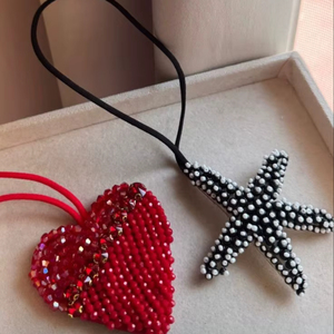 Amuleto de Elefante Bordado a Mano con Cuentas, Único, Bonito, Elegante, de Última Moda, de Lujo, con un Diseño Novedoso y Moderno de glowin fashion - Product Image 1