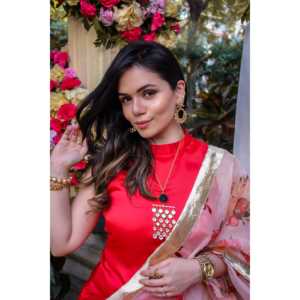 Conjunto de Traje Rojo Cereza con Cuello Halter en Satén Disponible en Talla XS - Product Image 2