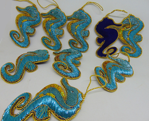 Adorno Navideño Colgante de Acrílico Hecho a Mano con Forma de Caballito de Mar Dorado, Adorno Decorativo de Alta Calidad para Árbol - Product Image 3