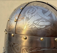 Casque Viking en Maille Polie Gravée, Design Métallique Médiéval, Réplique Historique de Guerrier, Coiffe Adulte pour Reconstitutions Historiques et Noël