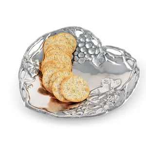Assiette de service en métal en forme de cœur avec motif de raisins, plats classiques faits à la main pour les fêtes - Product Image 1