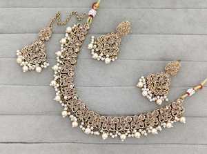 Collier ovale en pierre de cristal de créateur avec pampilles, boucles d'oreilles et mangtika, ensemble de bijoux artificiels pour réceptions et fêtes, collections - Product Image 3