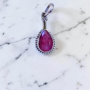 Colgantes de Plata Ligeros con Diseño Artesanal, Gema de Rubí, Colgante Estampado 925, Venta al por Mayor de Dijes y Joyería - Product Image 2