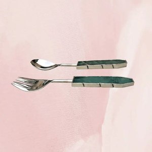 Ensemble de couverts de luxe en acier inoxydable avec manche en résine – Cuillère, fourchette, couteau – Vaisselle réutilisable, écologique, compatible lave-vaisselle – Idéal pour les fêtes - Product Image 3