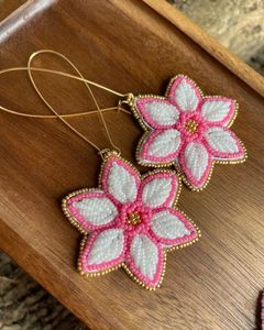 Pendientes Elegantes Hechos a Mano con Bordado y Cuentas que Combinan la Artesanía Tradicional con las Tendencias de Moda Modernas - Product Image 5