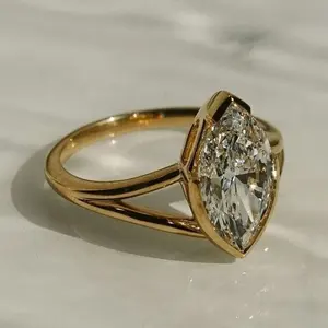 Bague de fiançailles solitaire en moissanite taille marquise 1,47 carat plaquée or jaune 14 carats - Product Image 2