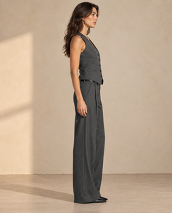 Ensemble gilet cintré et pantalon large gris anthracite pour femme - Product Image 2