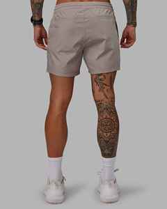 Shorts en polyester tissé gris uni personnalisés pour hommes, séchage rapide, taille mi-haute, cordon de serrage, style décontracté avec poches, vente en gros OEM - Product Image 6