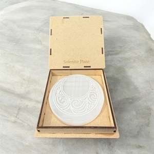 Plaque de recharge en sélénite gravée motif lune sacrée, forme ronde, 8-15 cm, vente en gros, de Muntaha Agate. Achetez de la sélénite de qualité supérieure. - Product Image 1