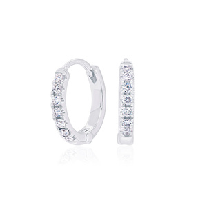 Pendientes de Aro Pequeños con Diamantes Cultivados en Laboratorio de 0.14CT, Corte Brillante, Certificados por IGI, Oro de 10KT con Baño de Rodio, Estilo Huggie - Product Image 3