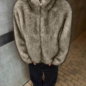 Veste à capuche élégante pour homme en fausse fourrure, doublure en tissu premium, confort moelleux, design chaud pour l'hiver, toucher doux et agréable. - Product Image 4