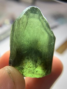 Lote de Cristales Verdes de Peridoto Rutilado Natural en Bruto con Inclusiones Rutiladas Raras, Calidad de Corte para Facetado - Product Image 3