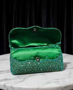 Sac à main rectangulaire vert en coton brodé à la main avec fermeture éclair et motif floral pour les occasions festives - Product Image 2