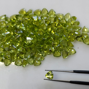 Péridot vert naturel 5 mm, taille triligne, qualité supérieure, pierre précieuse en vrac pour la fabrication de bijoux - Product Image 1