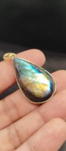 Pendentif Collier en Labradorite Naturelle Effet Brûlé, Finition Laiton Plaqué Or, Sertissage Clos - Product Image 5