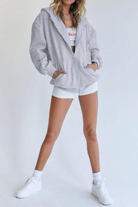 Sweat à capuche zippé pour femme moderne, personnalisable avec logo, entièrement zippé, en molleton épais, coupe oversize, épaules tombantes, style streetwear court et carré - Product Image 4