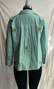 Camisa de mujer de popelina de algodón a rayas con motivo de bordado de aguacate que le da un aspecto moderno y elegante a la mujer. Compre a un precio asequible con MOQ bajo. - Product Image 3