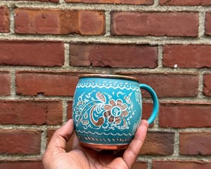 Taza de Cobre Azul con Diseño Floral Grabado, Perfecta para Té y Agua Detox, Vajilla Tradicional para el Hogar y Bienestar - Product Image 1