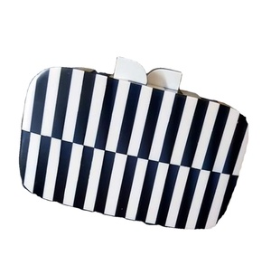 กระเป๋าถือแฟชั่นดีไซน์แมลงวันสุดฮิตสำหรับผู้หญิง ผลิตจากเรซิ่น ด้ามจับอะคริลิคและโลหะ งานปาร์ตี้ ผลิตในอินเดีย ขายส่ง - Product Image 1