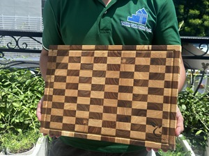 Planche à découper en bois, motif damier, rectangulaire, en bois à grain traversant, fabriquée au Vietnam - Product Image 1