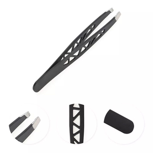 Pinzas Profesionales para Cejas, Color Negro Mate, Punta Inclinada de Precisión, Acero Inoxidable, Diseño Geométrico Hueco, Pinzas para Depilación - Product Image 5