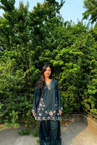 ชุดส่าหรีปักลายดอกไม้สีน้ำเงินสำหรับผู้หญิง ผ้าเครปฝรั่งเศสเนื้อหนา ความยาวคลุมเท้า ทรงปกติ ป้องกันแสงแดด สไตล์ดั้งเดิม เหมาะสำหรับงานแต่งงาน - Product Image 2