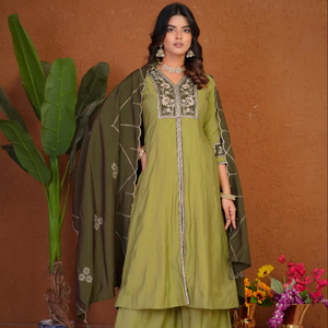 ชุดคุर्ติอานาร์กาลีทรงแฟลร์สุดฮิต พร้อมผ้าคลุมไหล่ปักลายหรูหรา – สำหรับงานแต่งงานและงานเฉลิมฉลอง - Product Image 1