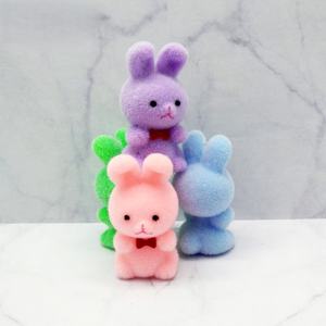 Conejito de plástico en miniatura de color pastel con lazo de 1,5 pulgadas de alto para decoración de casa de muñecas - Product Image 2