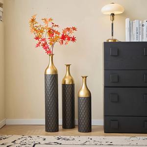 Elegante Juego de Jarrones de Piso Dorados y Negros, Jarrones Decorativos Altos de Metal para Flores, Perfectos para la Sala de Estar, Decoración del Hogar y Acento Moderno - Product Image 6
