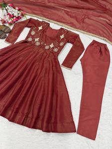 Ropa Étnica India y Pakistaní al por Mayor, Conjunto de Kurti Moderno de Diseñador, Lehenga Nupcial, Vestido Anarkali, Vestido de Fiesta, Crepé de Seda Natural Pesado - Product Image 4