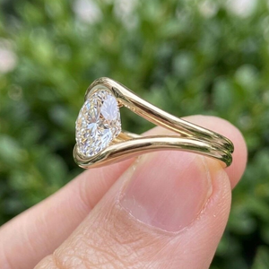 แหวนเพชรเม็ดเดี่ยวทรงกลม 3 กะรัต หรูหรา ผลิตในห้องปฏิบัติการ ชุบทอง 10K/14K/18K ประดับเพชรแบบ Pave Set ดีไซน์ร่วมสมัยแบบ Bypass - Product Image 3