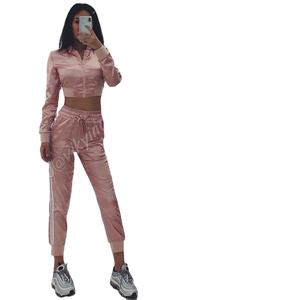 ชุดกำมะหยี่ผู้หญิงสำหรับฤดูใบไม้ร่วงและฤดูหนาว ชุดออกกำลังกายแบบมีแถบข้างและเชือกผูกสำหรับผู้หญิง โดย Viky Industries - Product Image 1