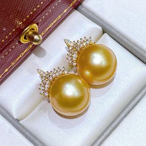 Boucles d'oreilles polyvalentes en or 18 carats avec perles rondes de 12-11 mm, micro-imperfections, aiguilles en or naturel, perles tendance, pour le quotidien, avec boîte cadeau - Product Image 4