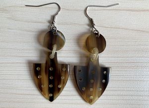 Boucles d'oreilles ethniques pendantes en forme de corne, faites à la main par un artisan, bijoux bohèmes à suspendre, accessoires de mode légers, article cadeau, design de luxe - Product Image 2